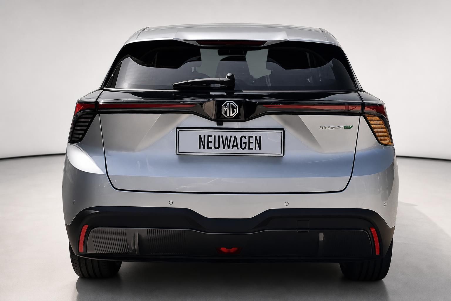 MG4 EV Elektroauto Heckansicht in Silber, Studioaufnahme