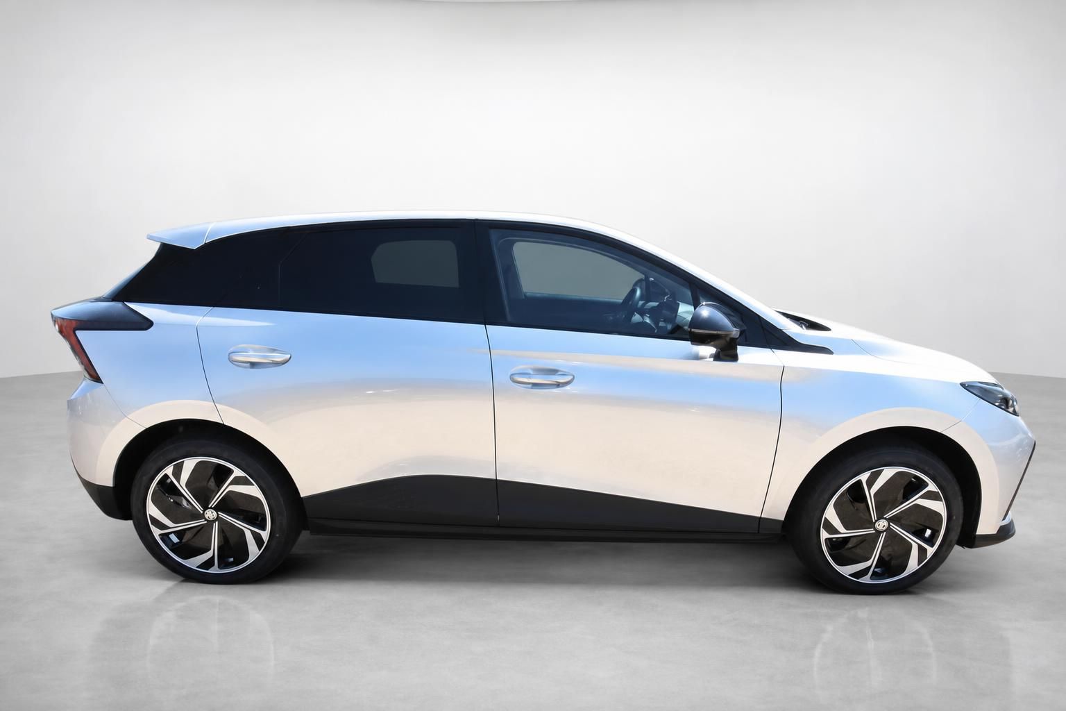 MG4 EV Neuwagen Seitenansicht in Silber-Beige, Studioaufnahme