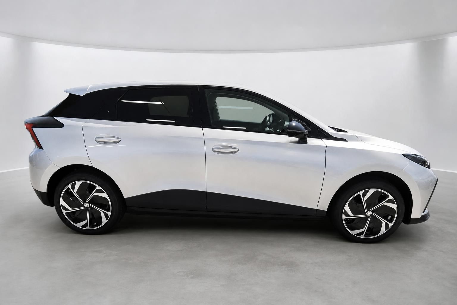 MG4 EV Elektroauto Seitenansicht in Silber, Studiofoto