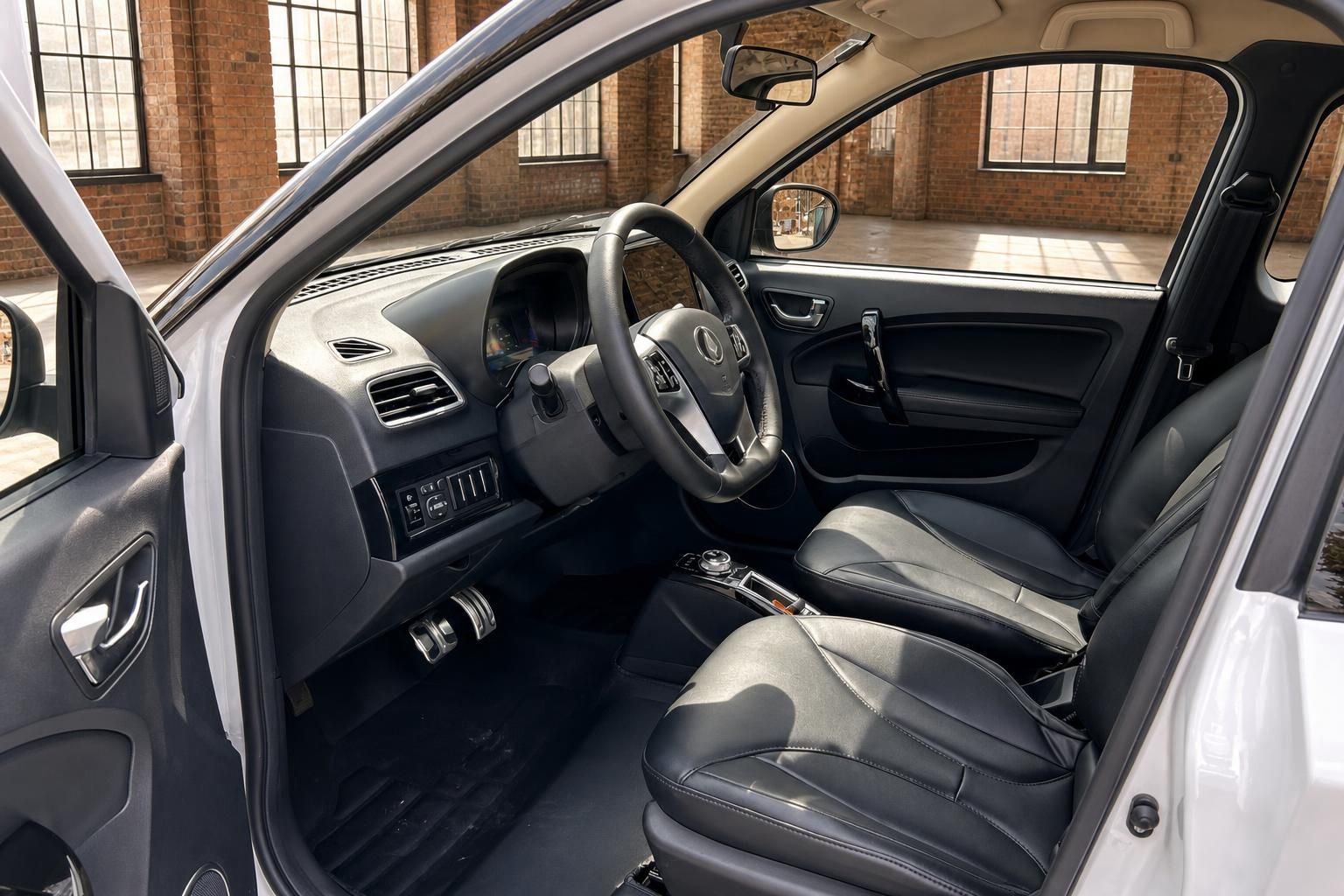 Innenraum Elektroauto Fahrerseite mit schwarzem Ledersitz, Lenkrad und Mittelkonsole