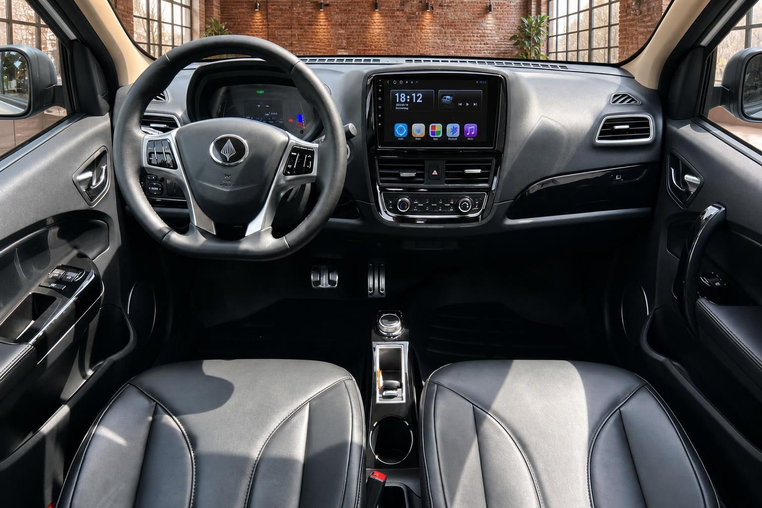 Fahrzeug Cockpit mit Touchscreen-Display, Lenkrad, Ledersitzen und Mittelkonsole