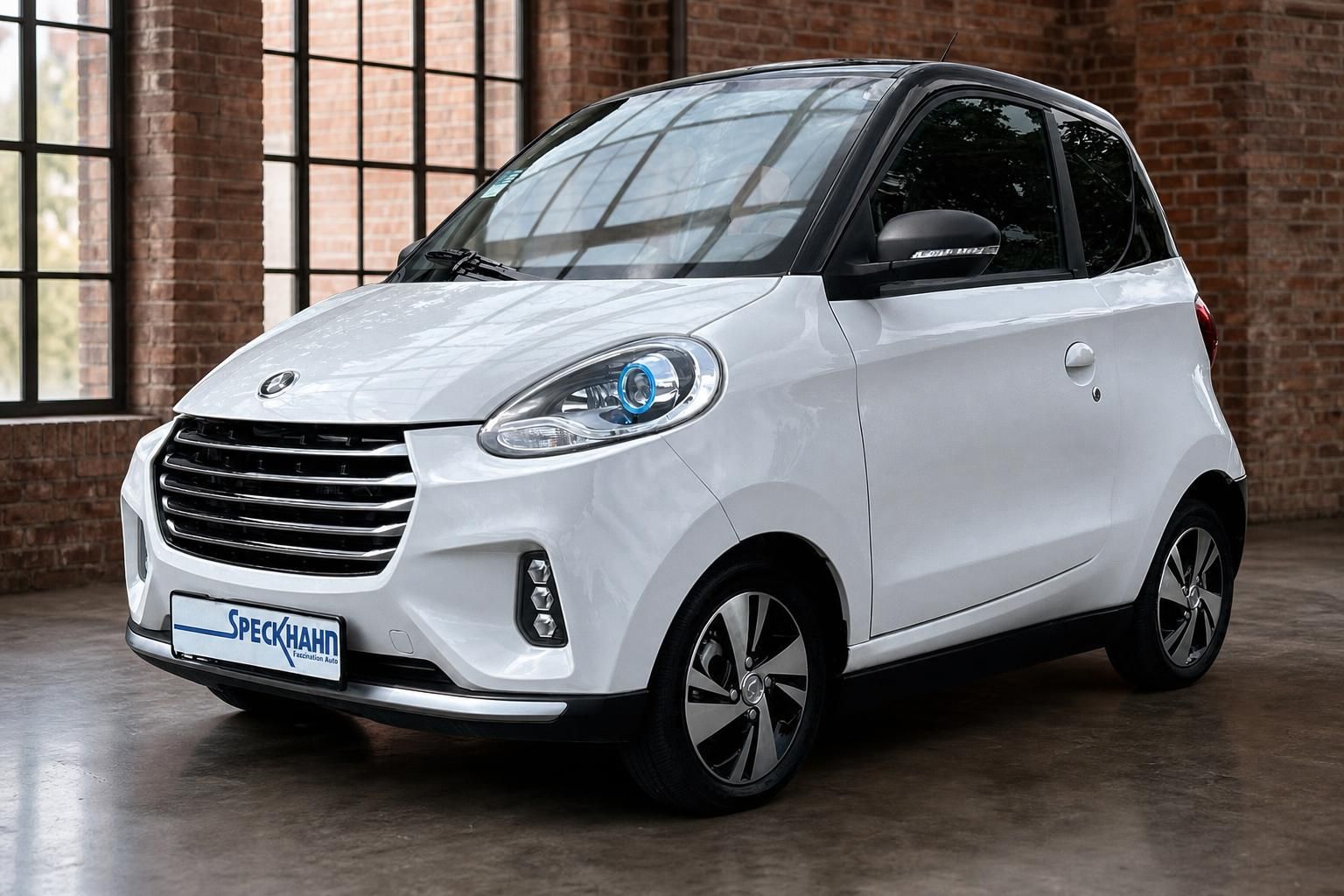 Elaris Pio Elektroauto weiss Frontansicht schraeg rechts im Showroom