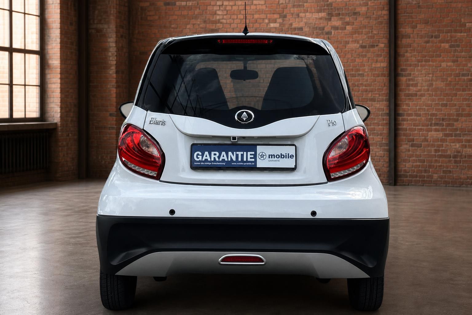 Elaris Pio Elektroauto weiss direkte Heckansicht im Showroom