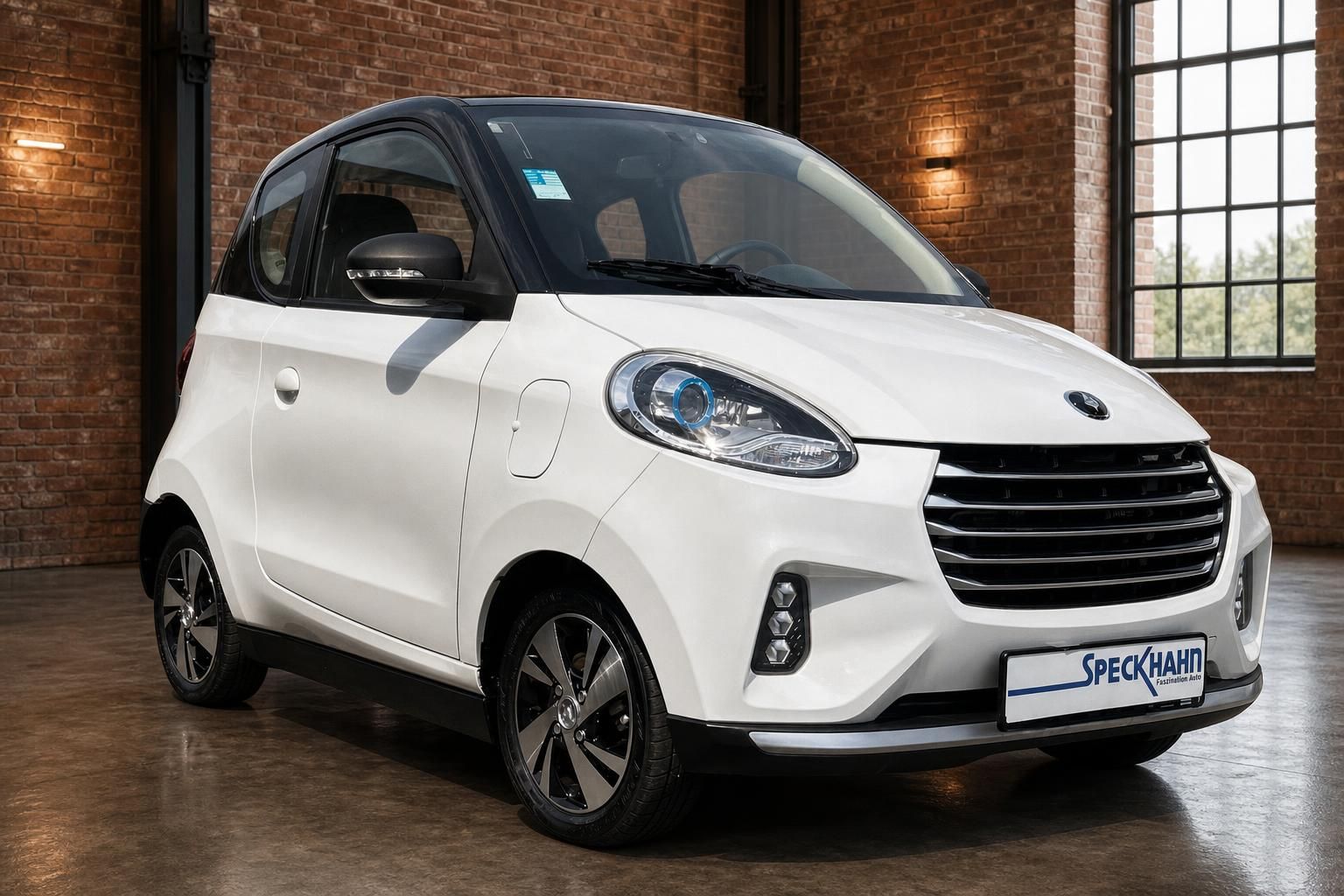 Elaris Pio Elektroauto weiss Frontansicht schraeg links im Showroom