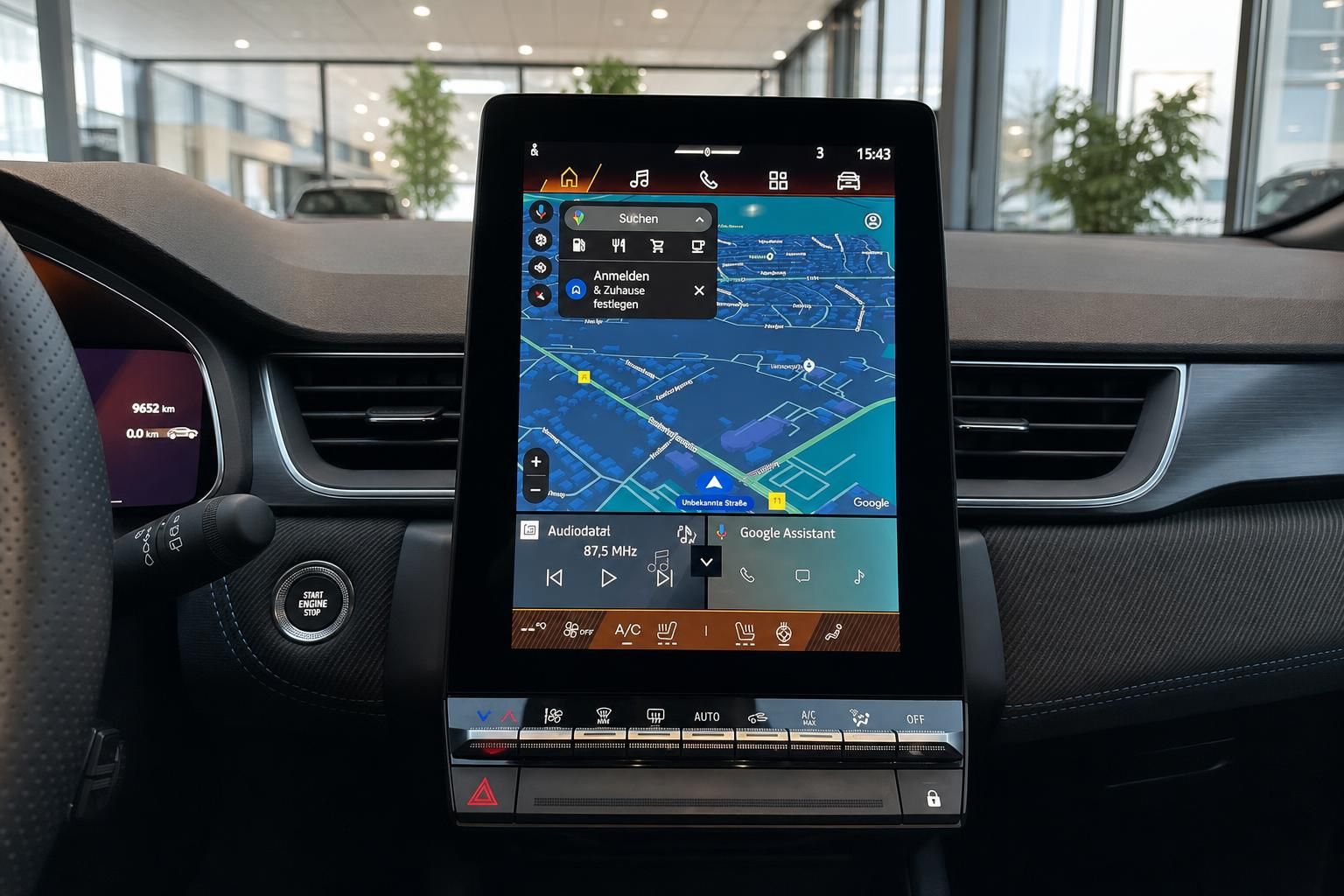 Modernes Fahrzeug-Infotainment-System mit Navigationsdisplay und Multimedia-Bedienfeld im Innenraum