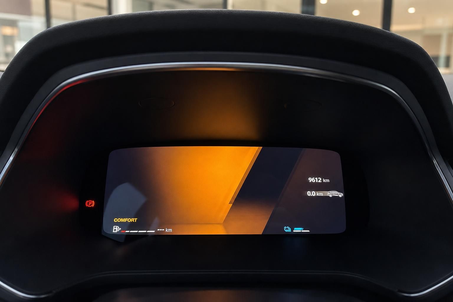 Renault digitales Kombiinstrument mit orange Hintergrundbeleuchtung und Fahrinformationen