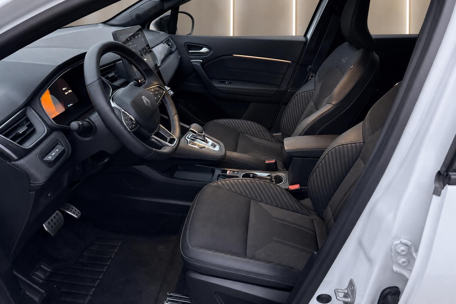 Renault Symbioz Innenraum mit schwarzen Sportsitzen und modernem Dashboard-Design