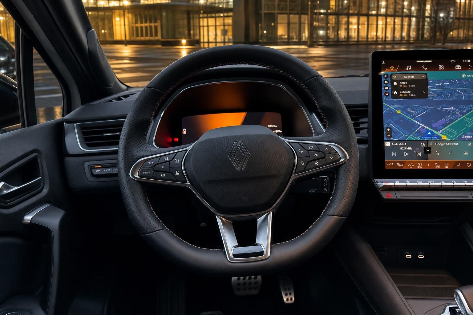 Renault Innenraum mit modernem Lenkrad und digitalem Cockpit Display mit Navigationssystem