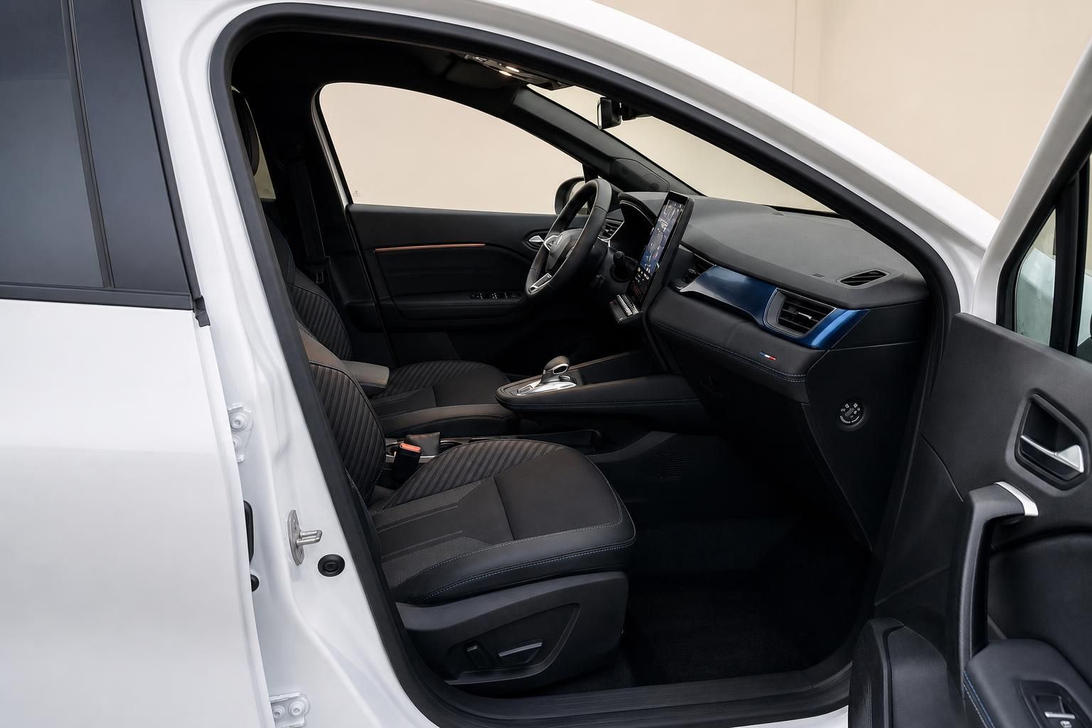 Weißer Renault Innenraum mit schwarzen Sportsitzen und modernem Dashboard Design