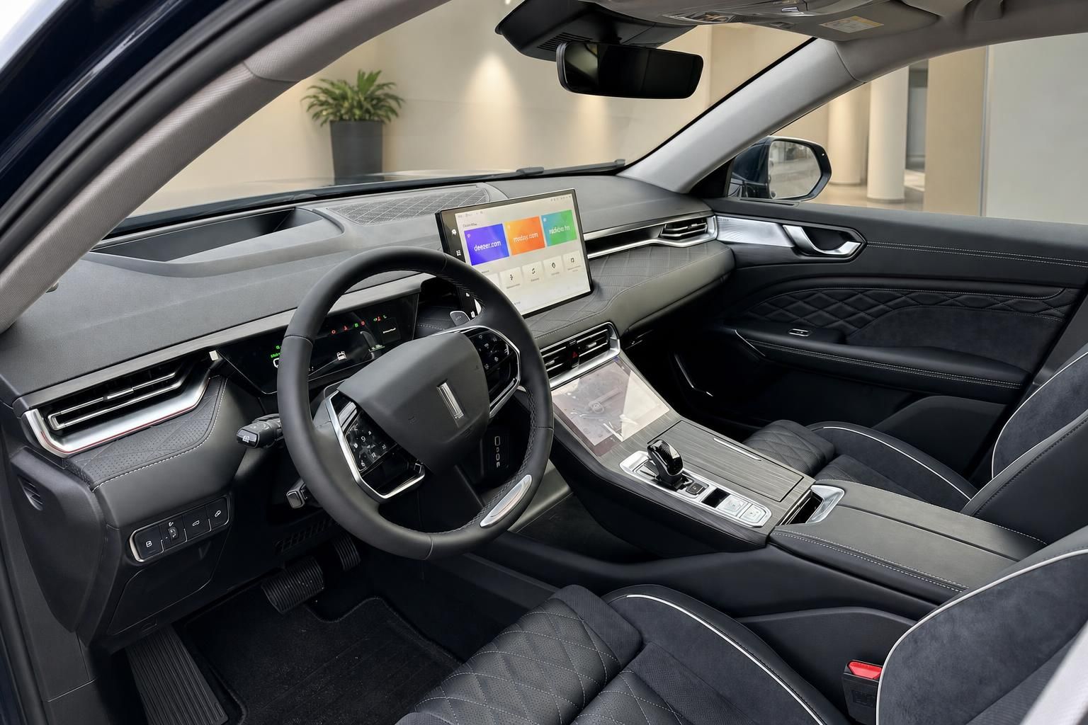 Fahrzeuginnenraum mit großem Touchscreen, Lederlenkrad und schwarzem Alcantara-Interieur