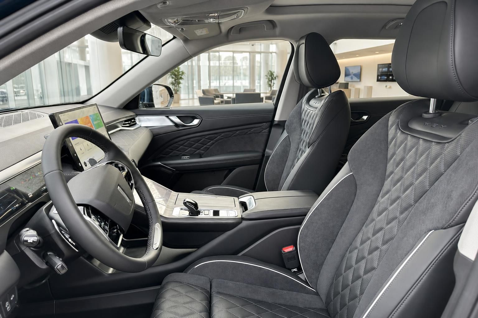WEY SUV Innenraum mit Fahrersitz, Alcantara-Polsterung und digitalem Cockpit im Autohaus