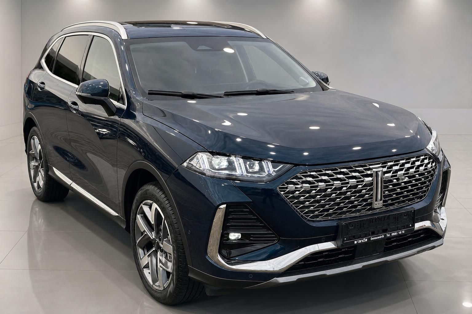 WEY SUV in Dunkelblau – Frontansicht schräg, Ausstellungsraum, chromener Kühlergrill