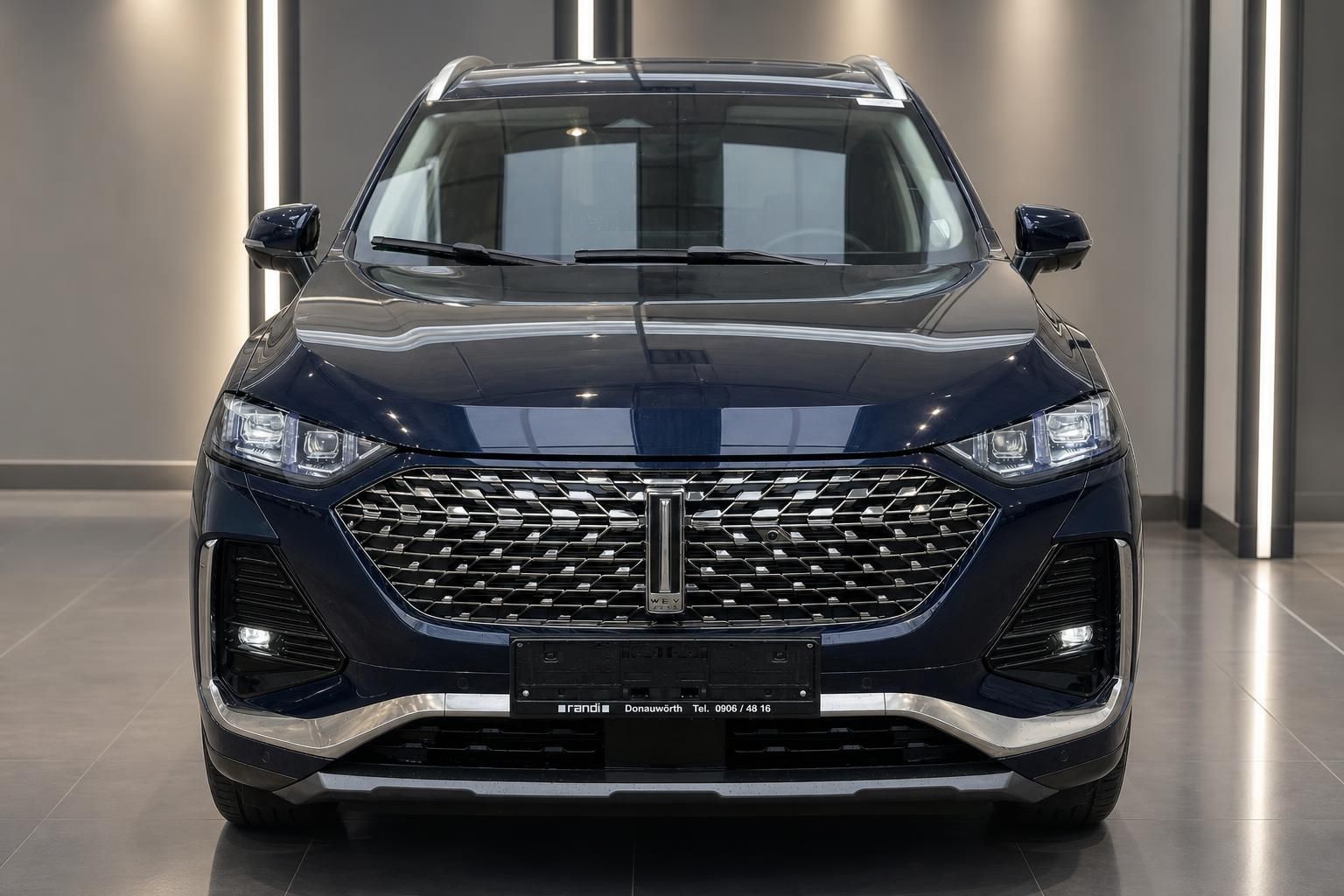 WEY SUV in Dunkelblau – frontale Ansicht, markanter Diamantgrill, LED-Scheinwerfer