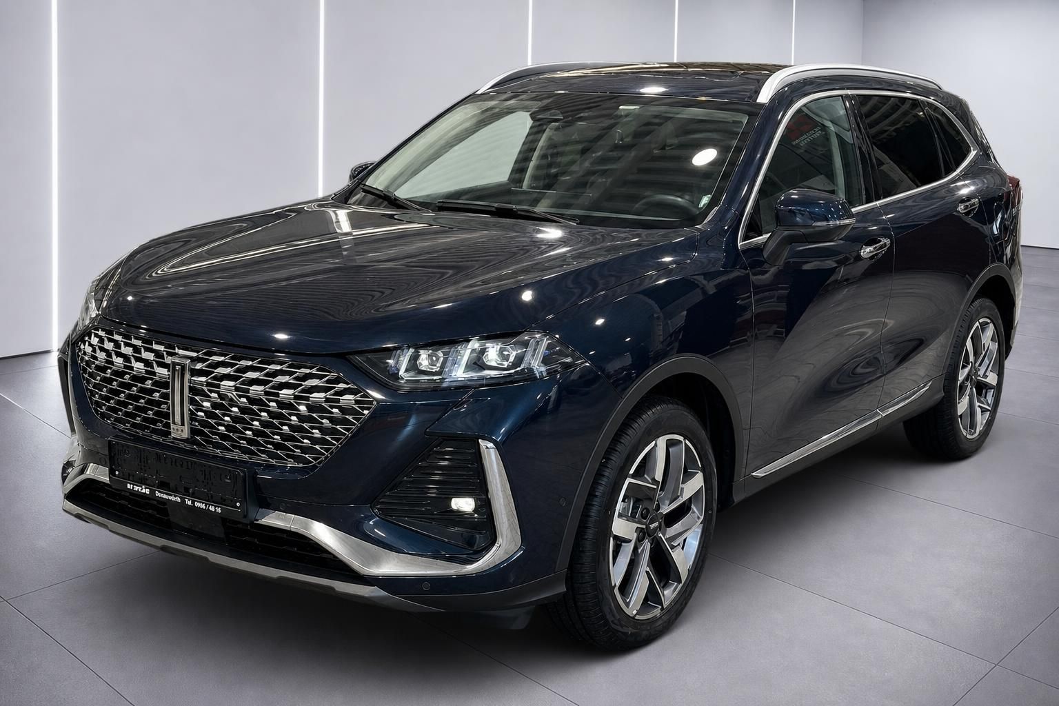WEY SUV in Dunkelblau – schräge Frontansicht rechts, glänzend, Ausstellungsraum