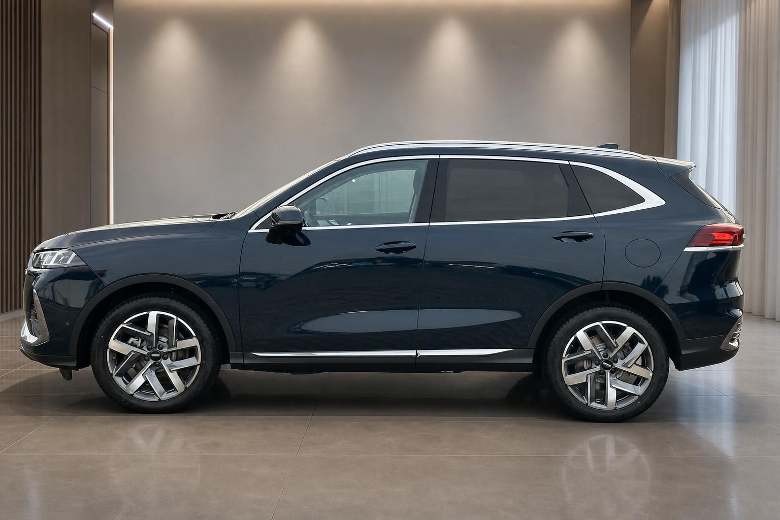 WEY SUV in Dunkelblau – Seitenansicht, Alufelgen, weißer Dachrahmen, Showroom