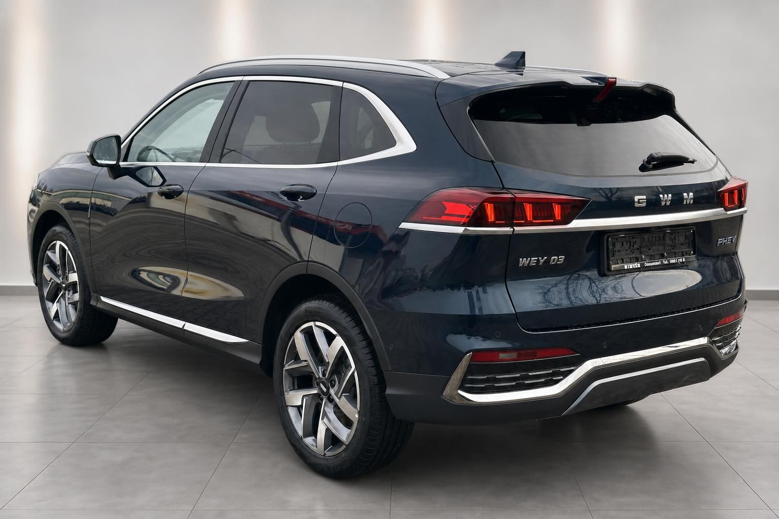 GWM WEY 03 PHEV SUV Dreiviertel-Heckansicht in Dunkelblau im Showroom