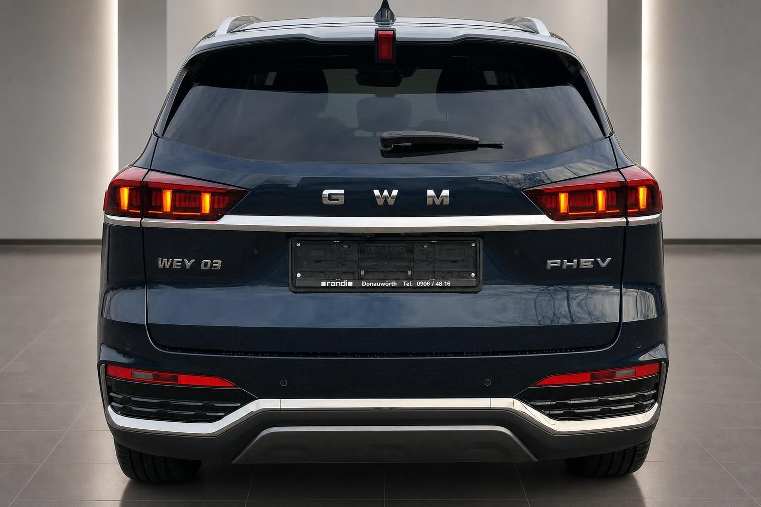 GWM WEY 03 PHEV SUV Heckansicht in Dunkelblau im Autohaus
