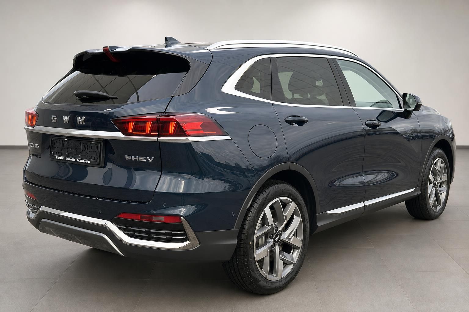GWM WEY 03 PHEV SUV schräge Heckansicht in Dunkelblau im Autohaus