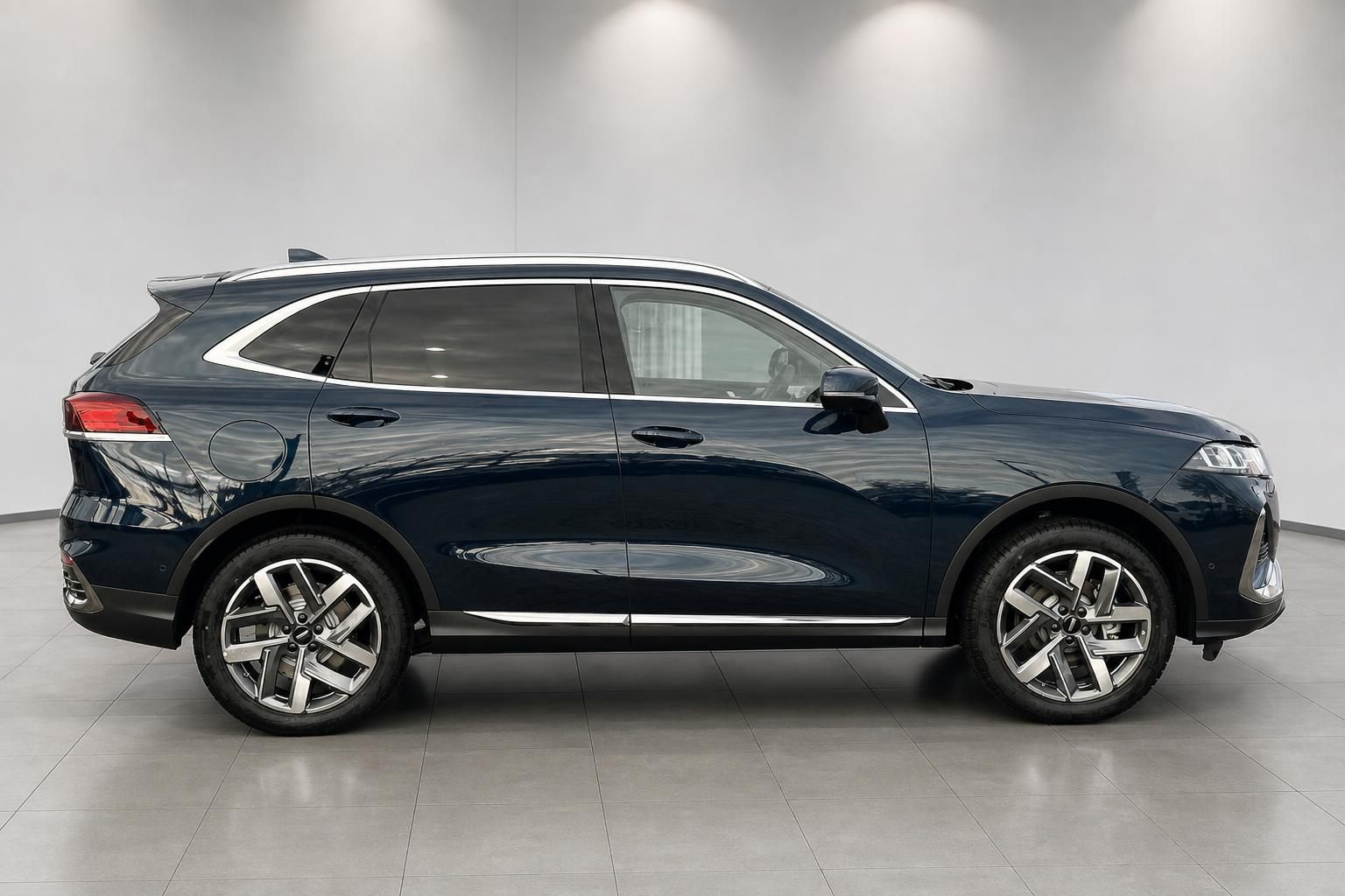 GWM WEY 03 PHEV SUV Seitenansicht in Dunkelblau im Showroom