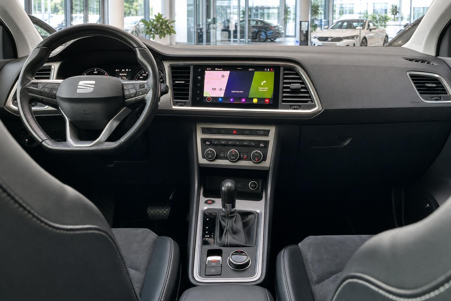 SEAT Cockpit mit Lenkrad, Navigationssystem und Automatikschaltung