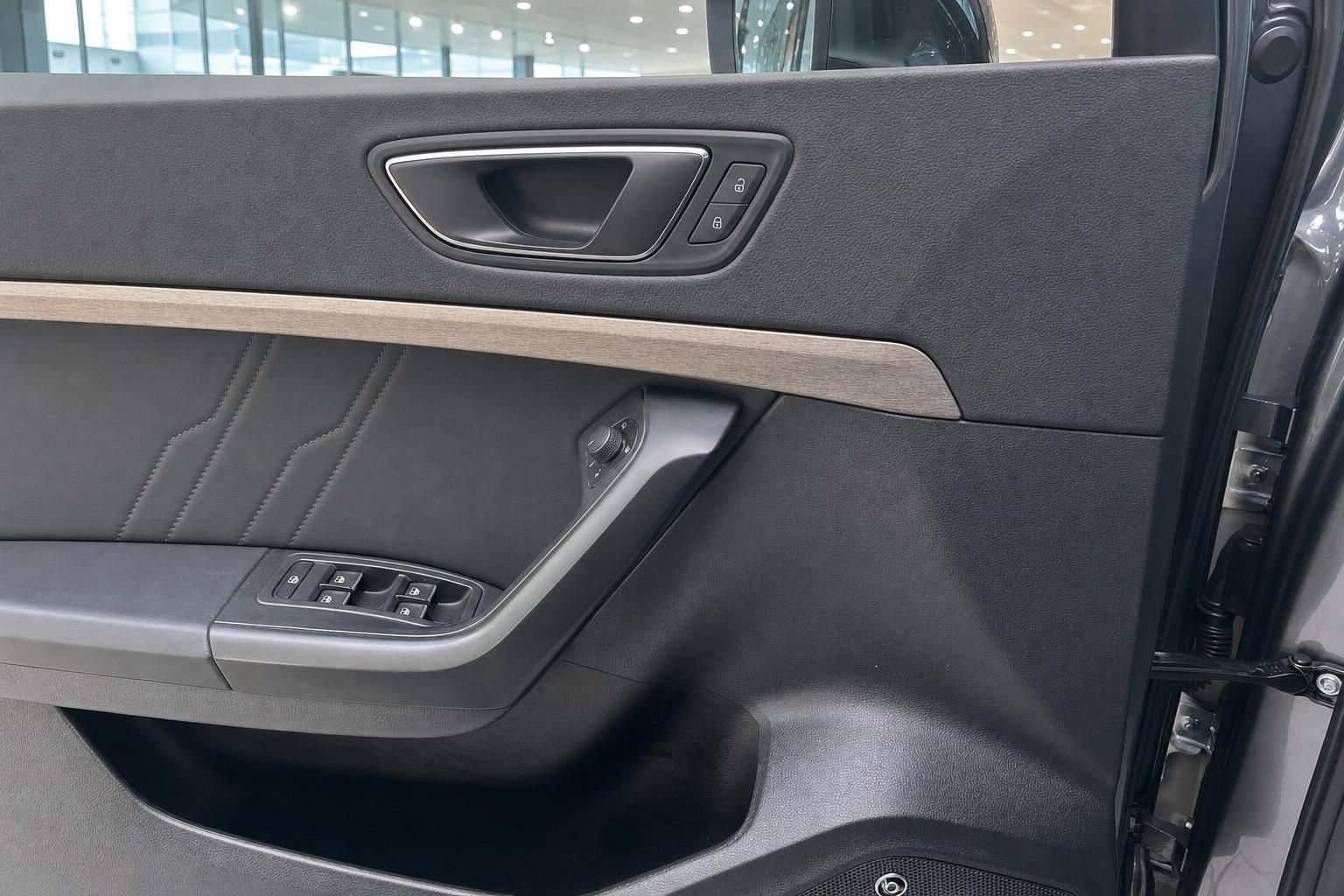 Türverkleidung mit Bedienelementen im Fahrzeuginnenraum
