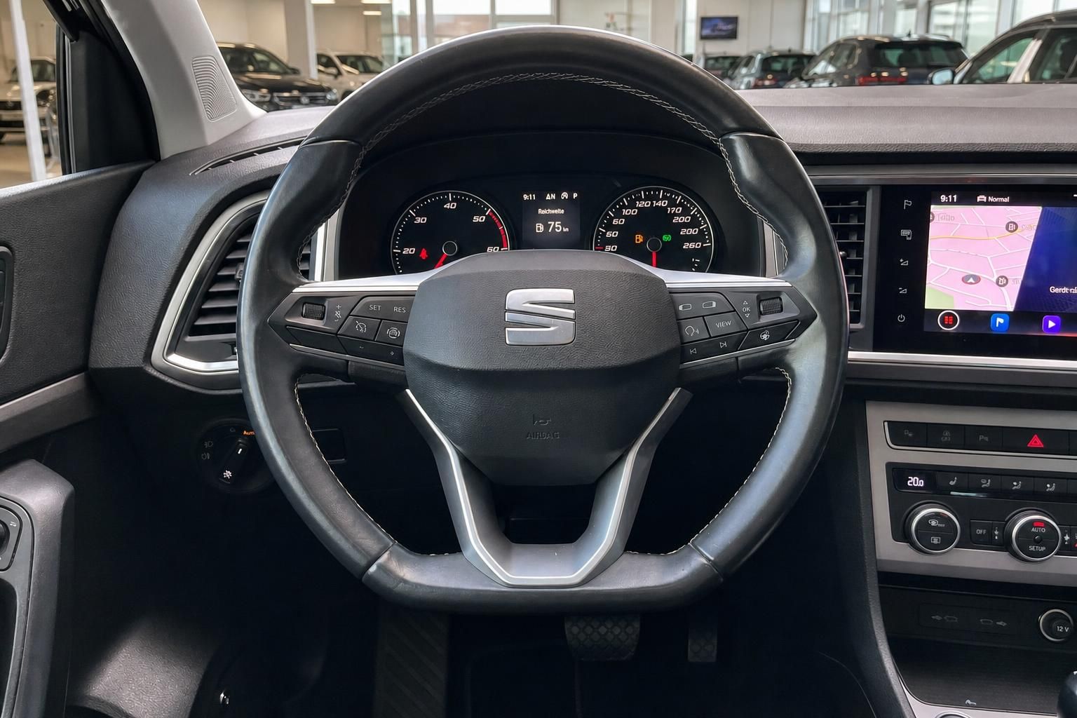 Seat Lenkrad mit Tacho und Multifunktionstasten im Cockpit