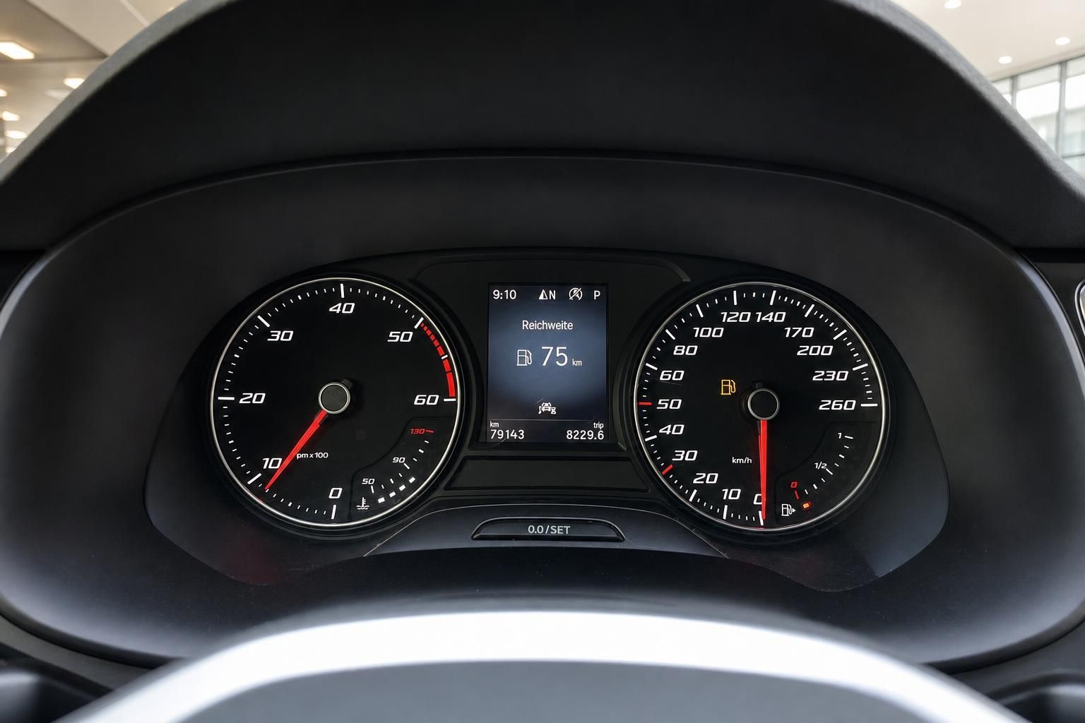 Tachometer mit Kilometerstand und Reichweitenanzeige im Cockpit