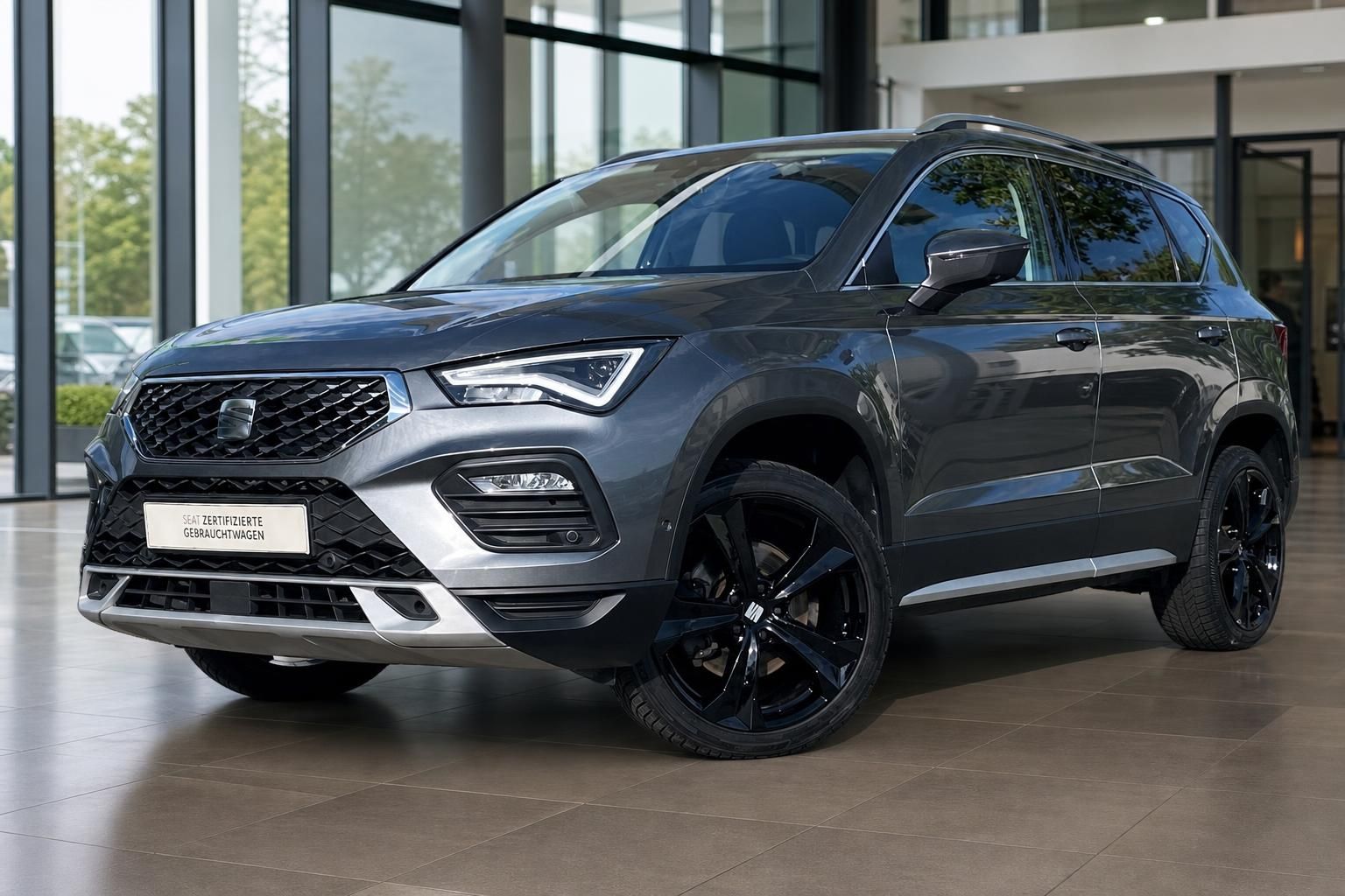 SEAT Ateca grau Frontansicht schraeg mit schwarzen Alufelgen