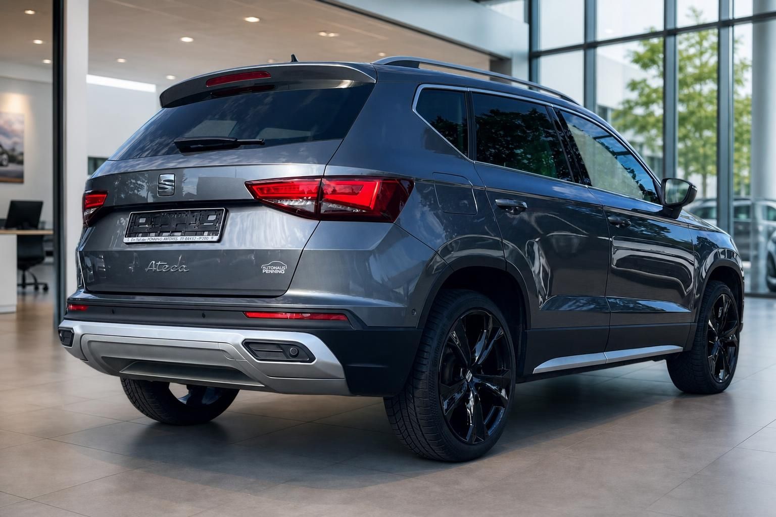 SEAT Ateca grau Heckansicht mit schwarzen Felgen im Showroom