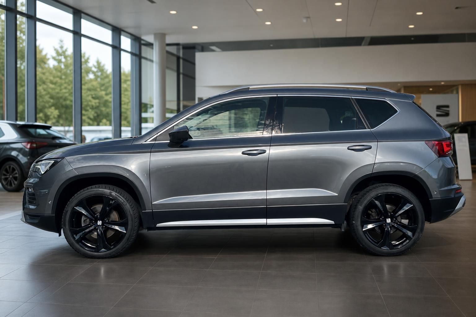 SEAT Ateca grau metallic Seitenansicht im Autohaus Showroom
