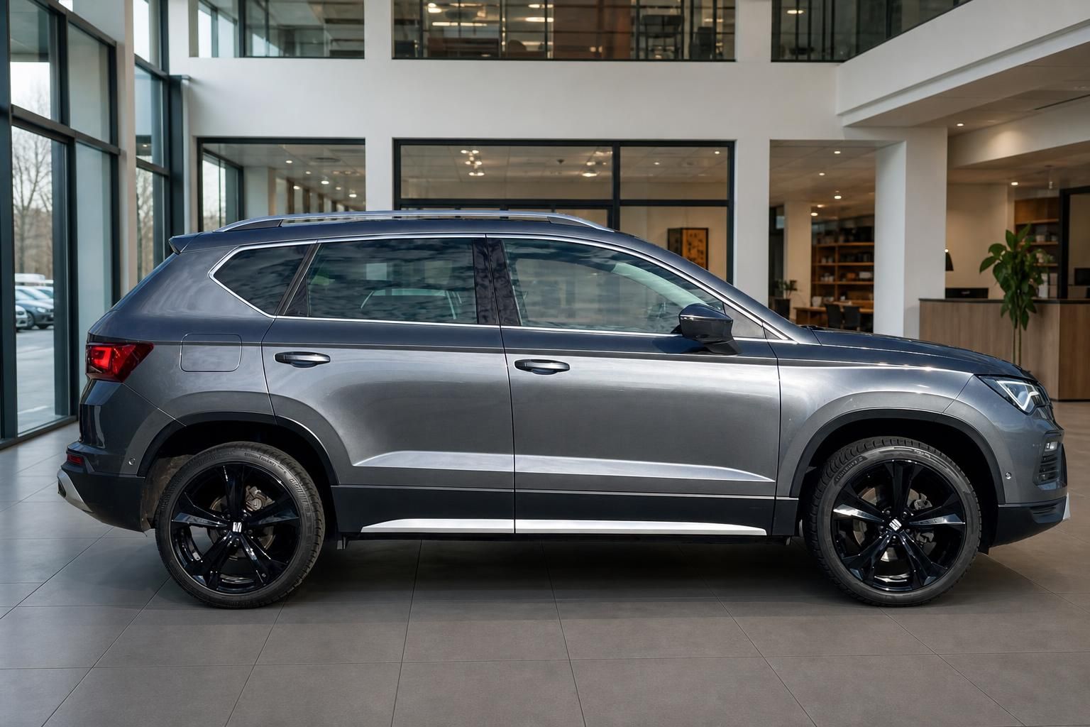 SEAT Ateca grau metallic Seitenprofil im modernen Autohaus