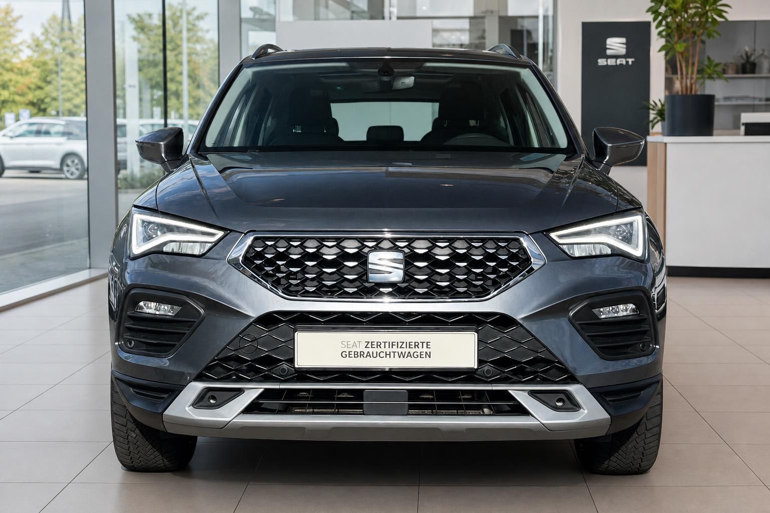 SEAT Ateca grau Frontalansicht mit LED-Scheinwerfern im Showroom