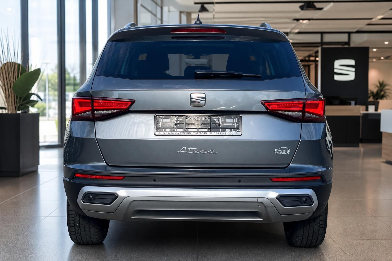 SEAT Ateca Heckansicht in Grau im Autohaus Showroom