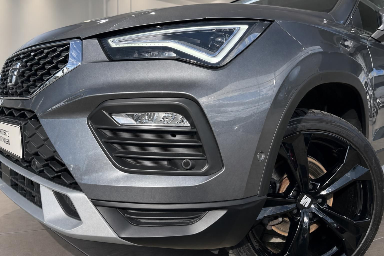 SEAT Ateca Frontpartie mit LED-Scheinwerfer und Felge im Detail