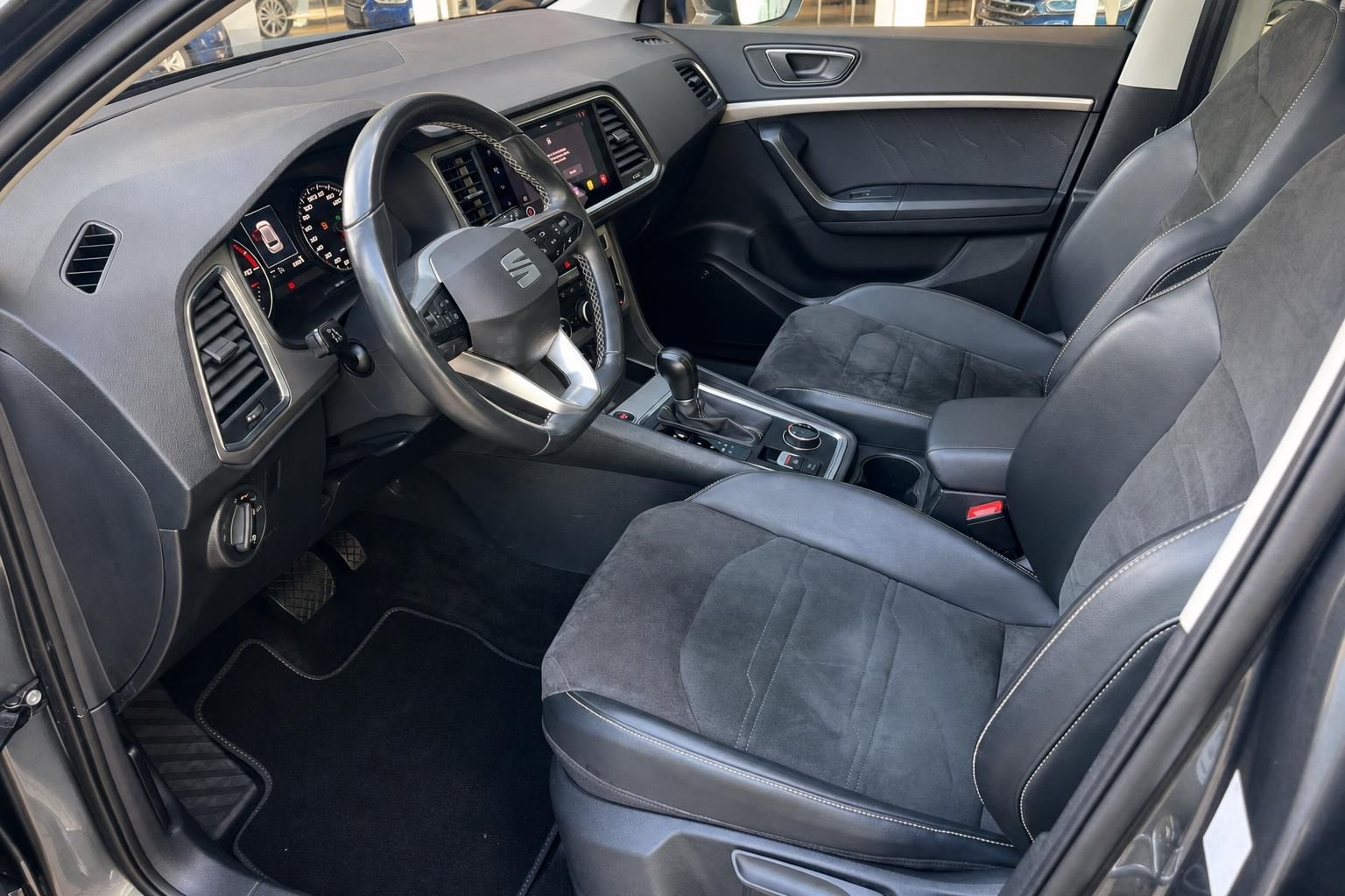 SEAT Innenraum mit Lederausstattung und Cockpit im Detail