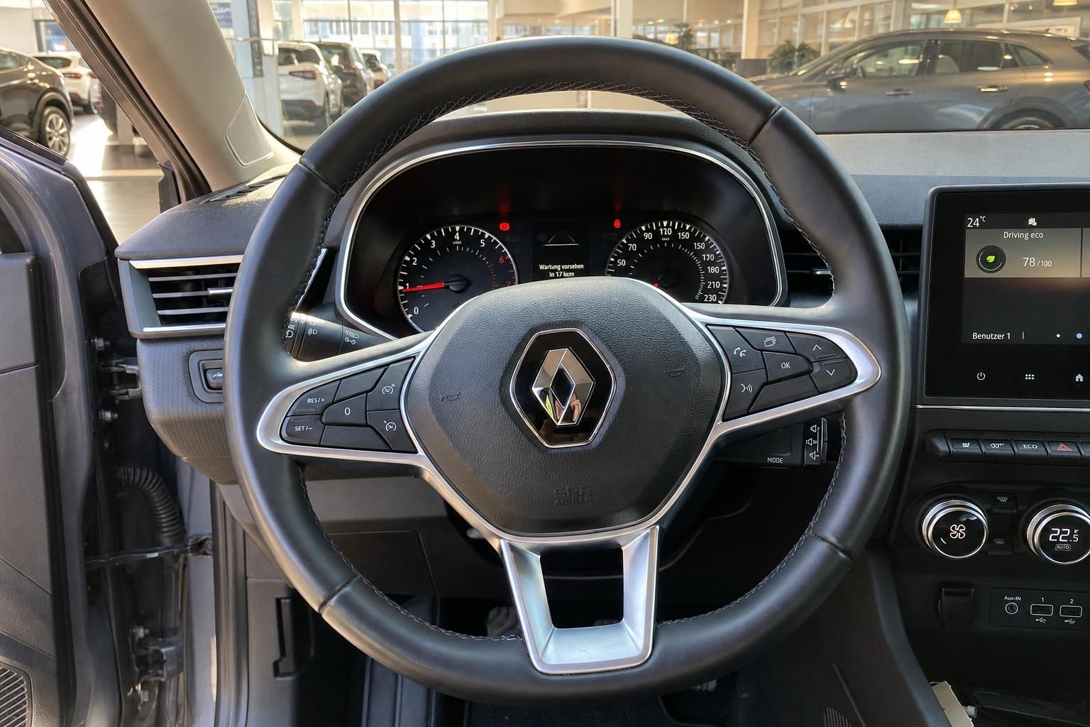 Renault Lenkrad Innenraum mit Klimaanlage und Infotainment-Display