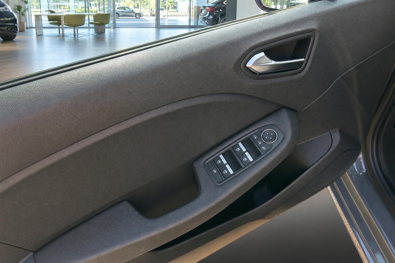 Fahrzeugtür Innenverkleidung mit elektrischen Fensterhebern und Türgriff