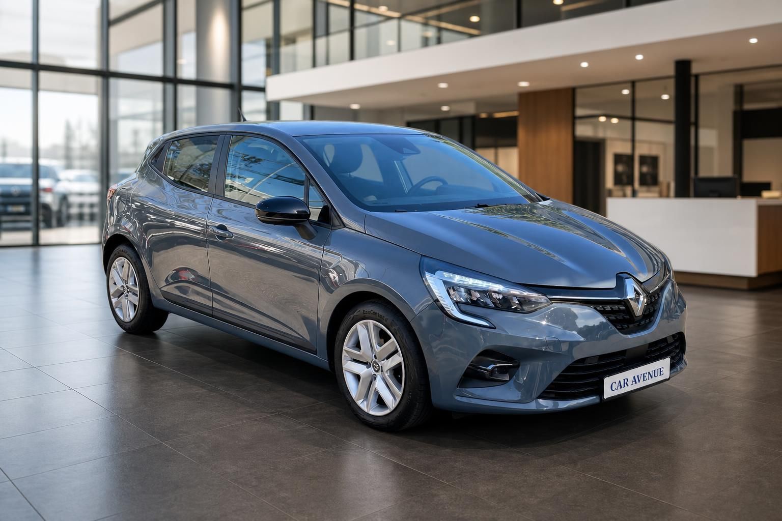Renault Clio Schrägansicht vorne in Blaugrau im Showroom – Kleinwagen