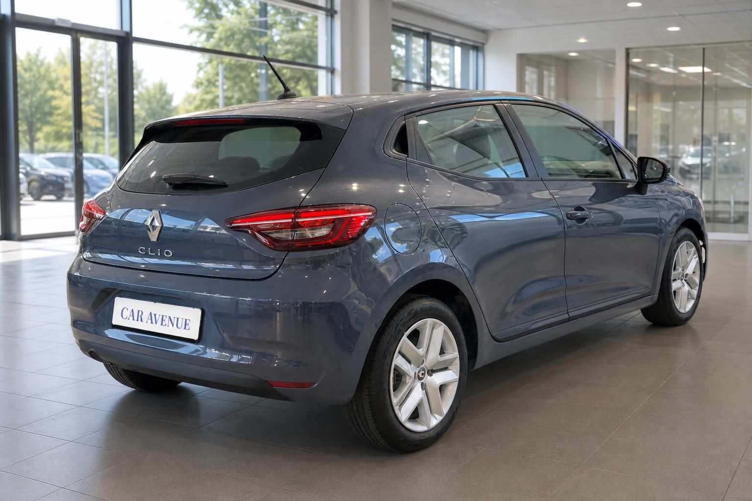 Renault Clio Heckansicht in Grau-Blau im Autohaus – 5-türiger Kleinwagen