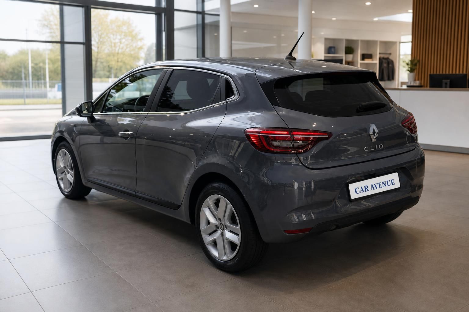 Renault Clio Heckansicht in Dunkelgrau im Autohaus – 5-Türer Kleinwagen