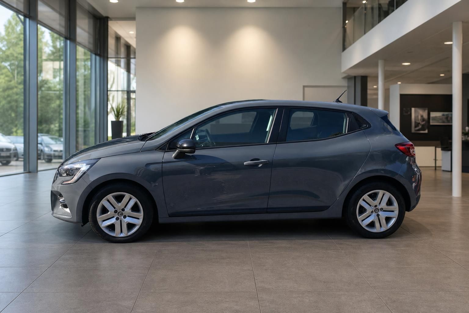 Renault Clio Seitenansicht in Grau-Blau im Autohaus – kompakter 5-Türer