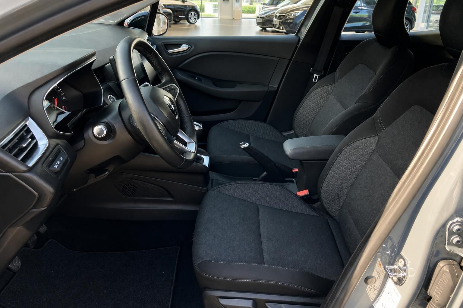 Renault Clio Innenraum Fahrersitz Beifahrersitz schwarzer Stoff Lenkrad Armaturenbrett