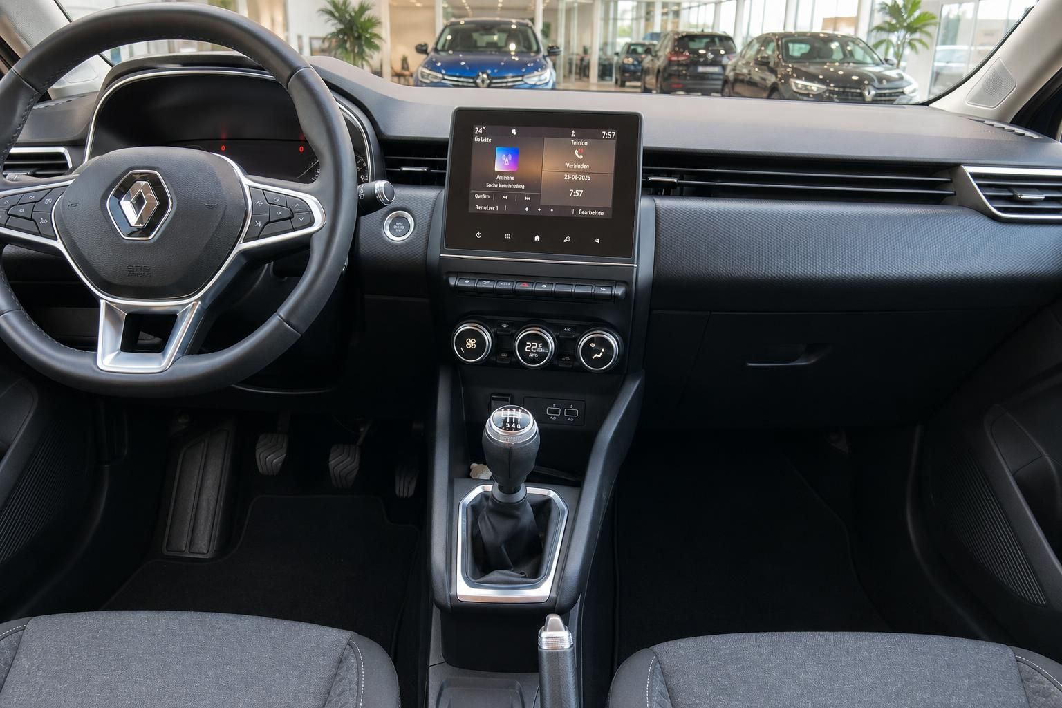 Renault Clio Cockpit Mittelkonsole Touchscreen Infotainment Schaltgetriebe Klimaanlage