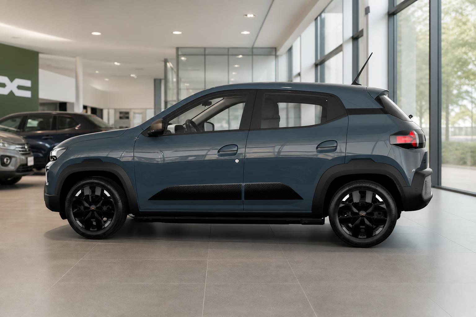 Dacia Spring Elektro Kleinwagen seitlich im Autohaus fotografiert