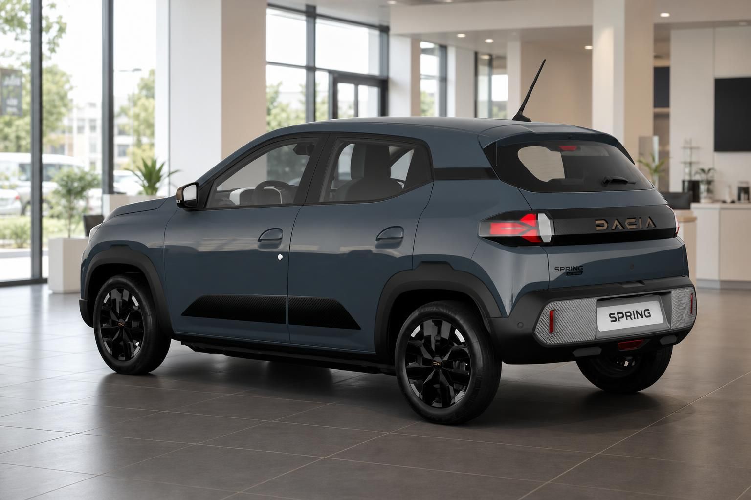 Dacia Spring Heckansicht mit Kennzeichen im Autohaus-Showroom