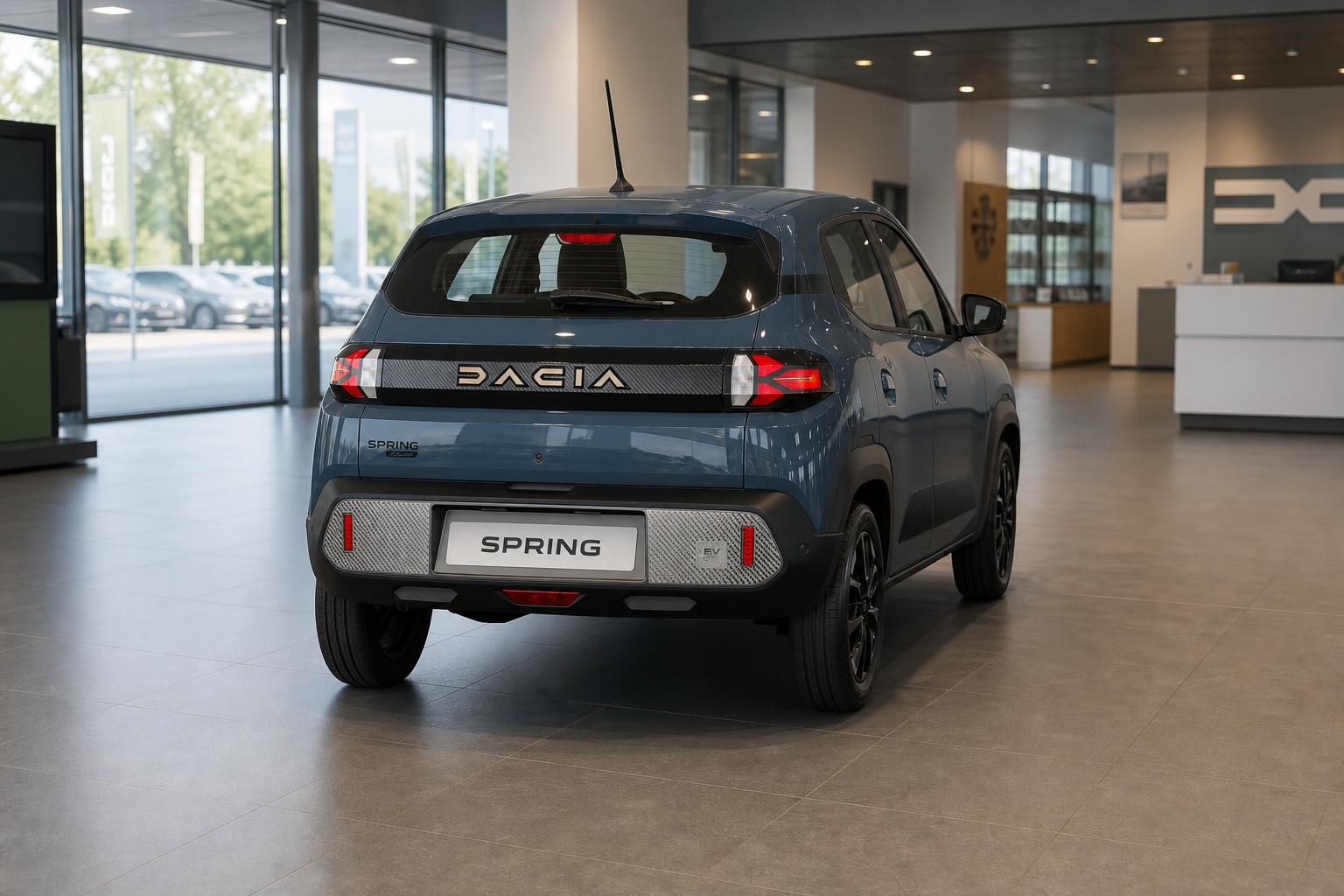 Dacia Spring Elektro in Blau, Heckansicht im Autohaus
