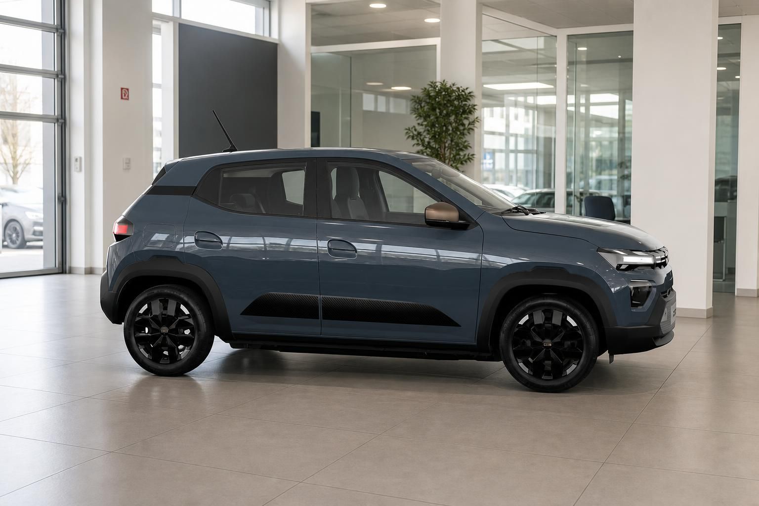 Dacia Spring Elektroauto Blau, Seitenansicht im Autohaus