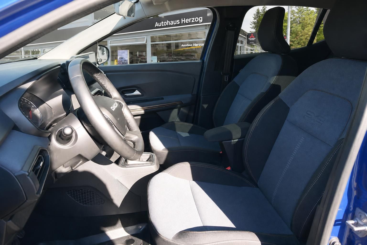 Dacia Sandero Fahrersitz und Innenraum mit blauer Ausstattung