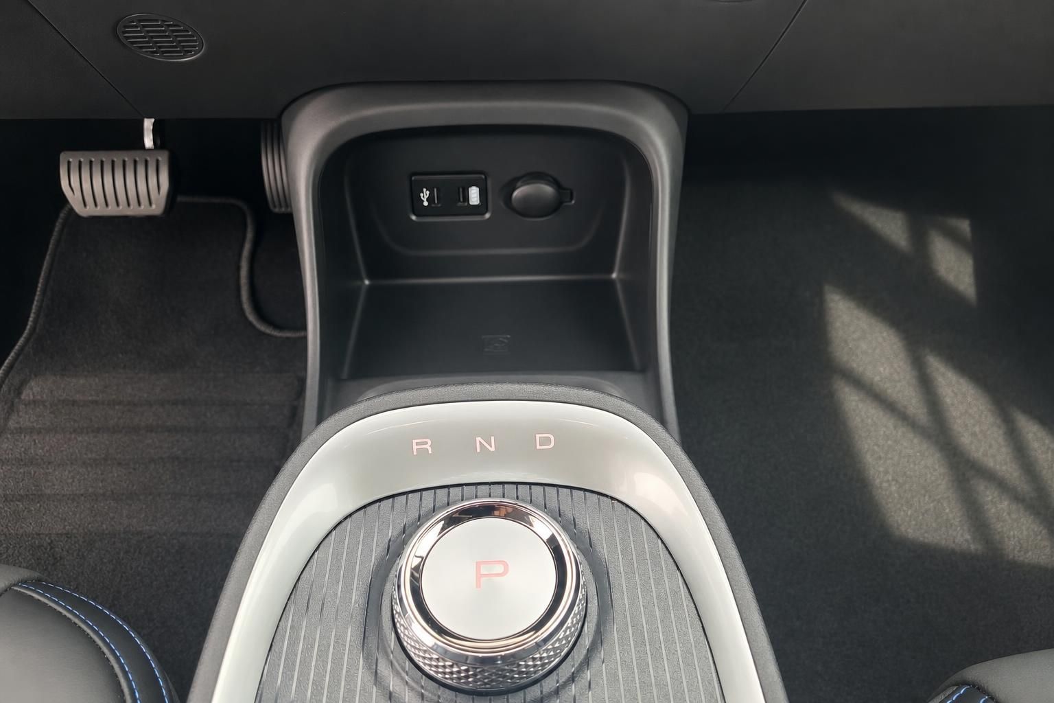 Fahrzeug Mittelkonsole mit Wählhebel R N D P, USB-Anschluss und Wireless Charging