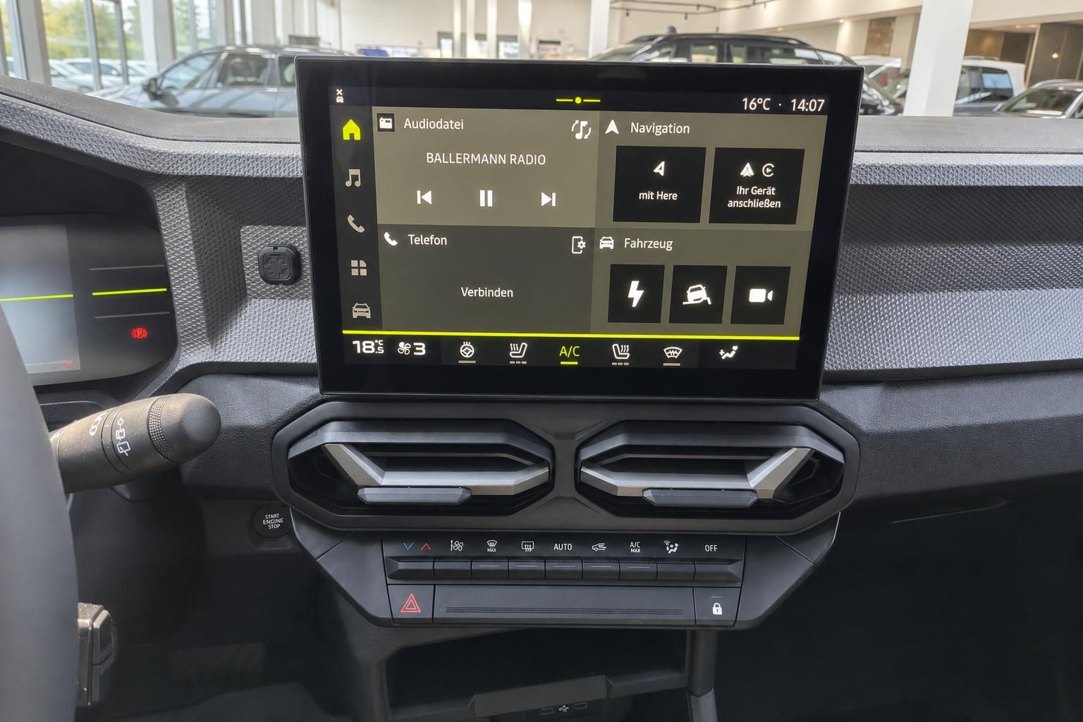 Touchscreen-Infotainment-System mit Navigation und Klimasteuerung im Fahrzeug-Dashboard